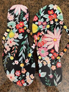 Vera Bradley Flip Flops Size 9/10 Black and Floral EUC
